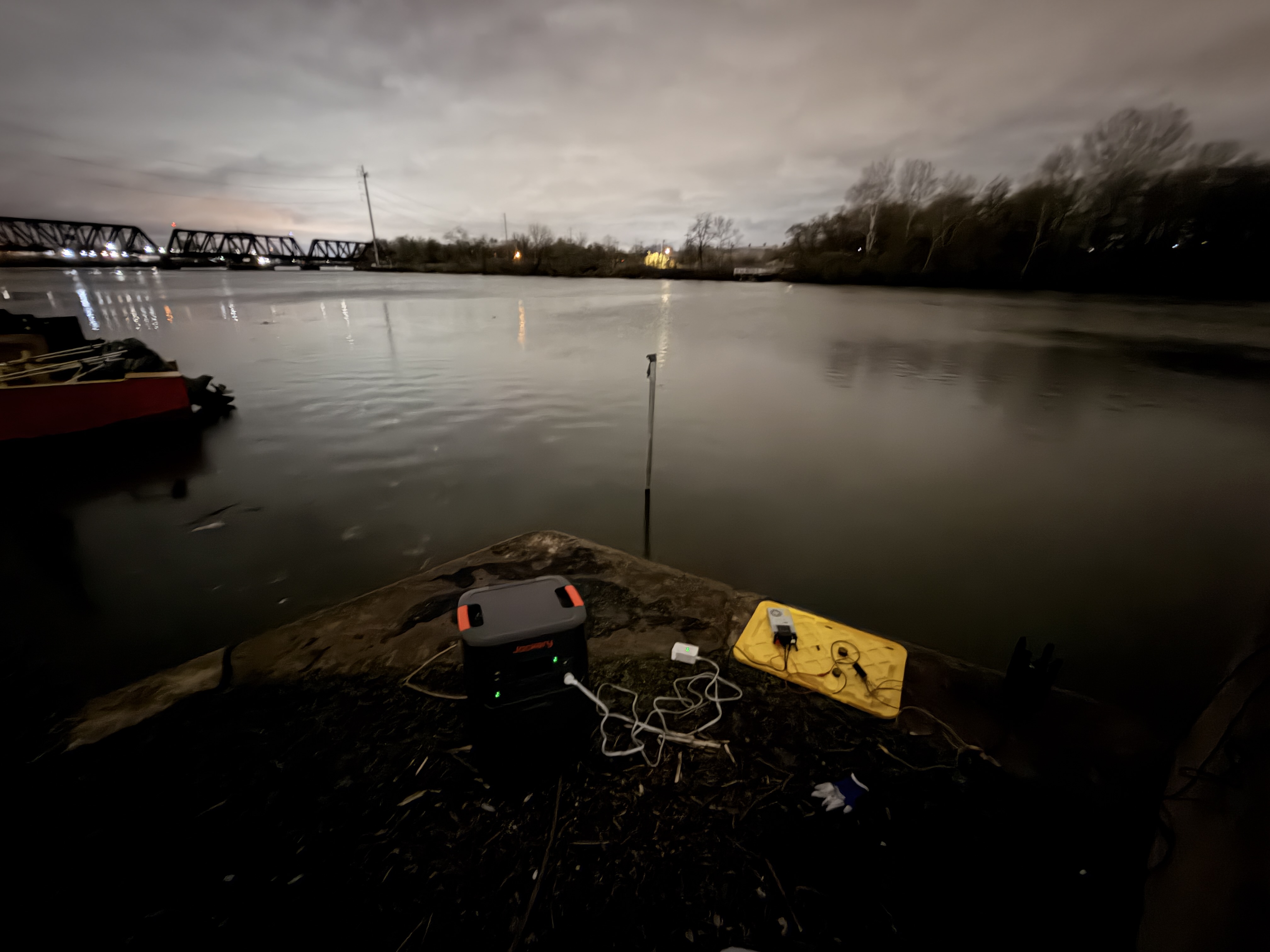 Night field test at the waterfront with shore power and sensor mast in the water